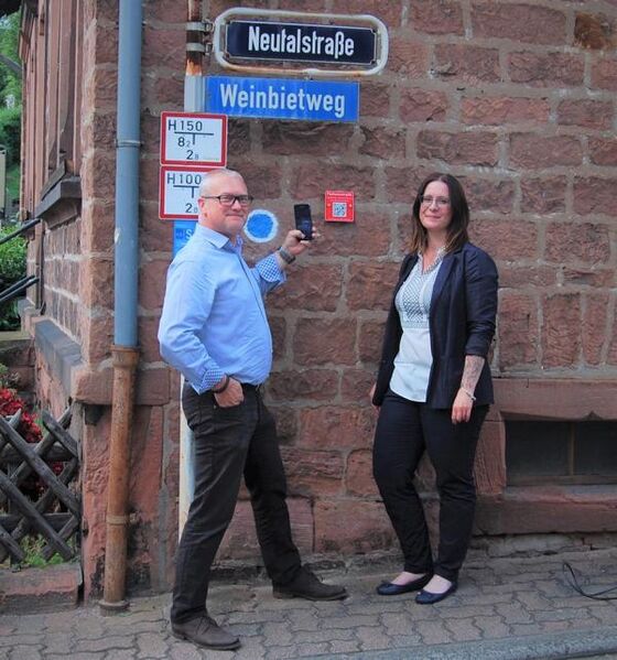 Birgit und Jan Schröder am QR-Code
